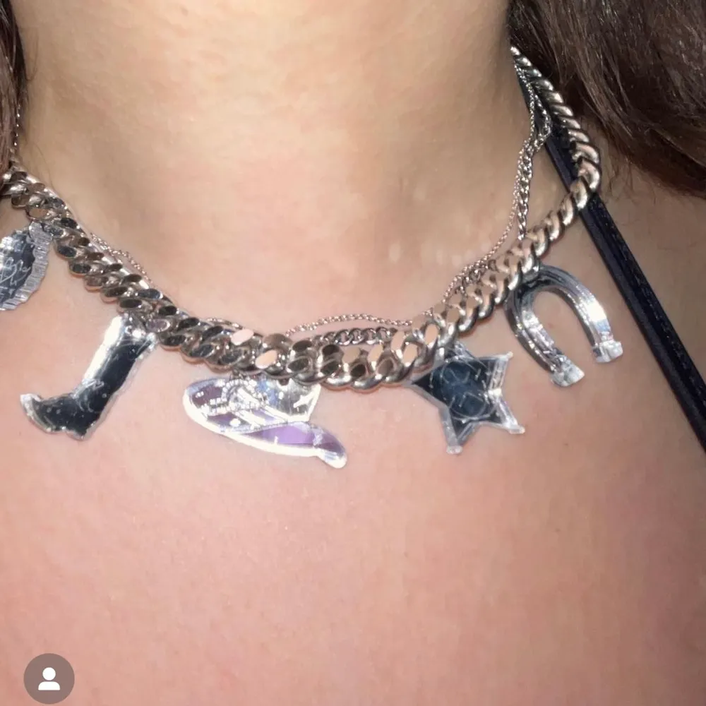 Halsband från livochellen, nypris 400kr🤠 Frakt: 13kr. Accessoarer.