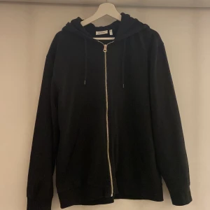 Weekday zip-hoodie strl M - Weekday zip hoodie i strl M. Inte använd så ofta och är därför i ett mycket bra skick. Nypris: 450kr. Säljer eftersom jag inte tycker den passar mig så som jag tänkt mig. 