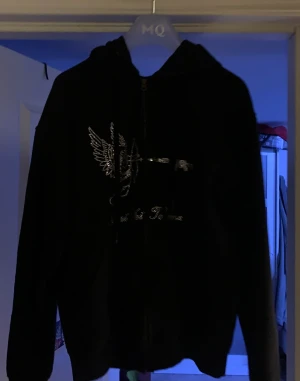 Best yet to come - Säljer nu min best yet to come hoodie då jag använder den lite för liten. Skicket är 10/10 och hoodien är väldigt limiterad och går inte att få tag på längre.
