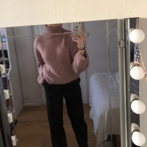 Stickad tröja  - Väldigt varm och skön stickad tröja, perfekt nu till hösten/vintern! Finns ingen storlekslapp men skulle säga att det passar en s/m