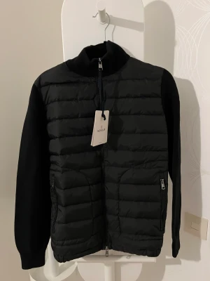 Moncler Wool tricot  - En helt helt ny Moncler Wool tricot i storlek M, om jag ska låta ärlighetensnamn tala så sitter den mer som S än M (liten i storlek). Fick i present men kunde tyvärr inte lämna tillbaka pga överskott av returdagar. Kvitto har jag tyvärr ej därav lågt pris