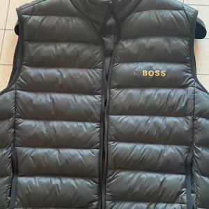 Hugo boss väst L - Hugo boss väst L knappt använ 2-3 gånger i nyskick kan ej skicka hämtas upp i person