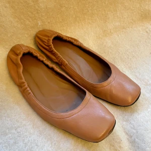 ATP Atelier flats, storlek 41 - Skinnflats från ATP. Använda 5-6 gånger. Bra skick men tecken på användning finns. 