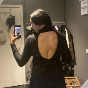 Tröja med öppen rygg! - I ett tunt material men superfint skick! Den är genomskinlig som man kan se på andra bilden 1 plagg för 70kr, 2 plagg för 100kr och 5 plagg för 250kr 🫶