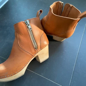 Swedish hasbeens stl.37 - Cognacs färgade Swedish hasbeens. Har några märken på sulorna men i övrigt fint skick. Stl.37.