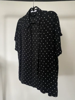 Prickig skjorta - Från mango. Lätt tyg! 