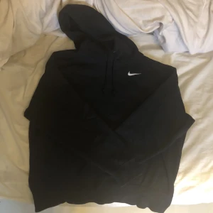 Nike hoodie  - Säljer min äkta Nike hoodie då den inte kommer till användning längre men har älskat den. Använd många gånger men är fortfarande i fint skick 
