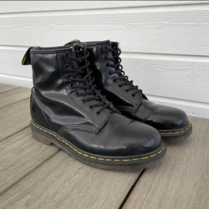 Dr. Martens storlek 39 - Fina dr.martens. Sömmen har gått upp där bak (se bild), de går att använda och förmodligen laga hos skomakare. men annars bra begagnat skick. 