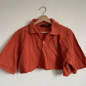 Croppad kappa skjorta  - Andvänds tyvärr ej längre, är herr modell strl L men jag är en Xs-S och den passar även mig, själv köpt den via humana 