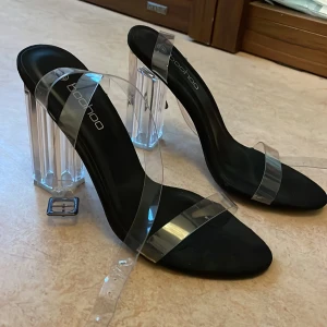 Svarta clear klackskor - Svarta klackskor från boohoo, oanvända storlek 39 köpta 2019