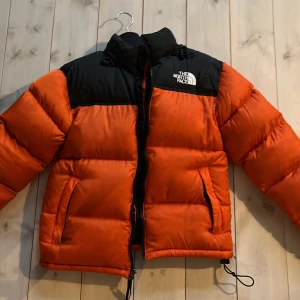 The North Face Nuptse - Säljer min ascoola The North Face jacka pga att den blivit för liten. Har haft i tre vintrarna men är i super skick då vårdats med kemtvätt. Sjukt cool färg och väldigt varm.