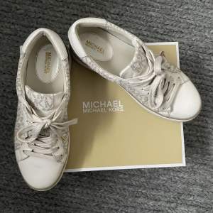 Säljer Michael kors skor i storlek 36. Nästan aldrig använda, inga skador på skorna. 