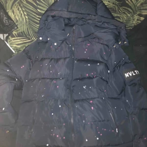 NVLTY jacka (mörk blå) - Säljer min mörk blåa NVLTY jacka, e använd några gånger och e i väldigt bra skick, den är i storlek S och säljer den för 1800kr för jag köpte den för 2500kr, pris kan diskuteras (öppen för byten mot andra jackor)