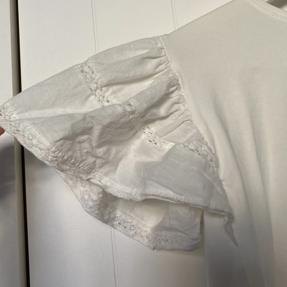 T-shirt med volang ärmar - 90