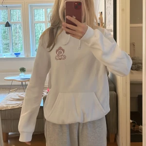 Vit hoodie - Säljer denna vita hoodien. Den är i storlek s o sitter lite löst/oversized på mig som är en xs/s. Skit coolt tryck på baksidan. Tröjan är i jättebra skick och inte knåpprig. Säljer då den inte kommer till användning. Köpare står för frakt