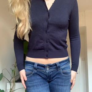 Marinblå tröja strl S-M - En supersöt marinblå kofta som både går att ha för sig men även över någon annan fin topp! Frakten tillkommer!💙