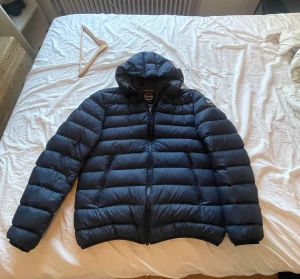 Colmar jacka - Skick: 9/10, den är använd.  Köptes förra året, vintertid.  Nypris: 5300  Säljs för 1900, men priset går att diskutera. 