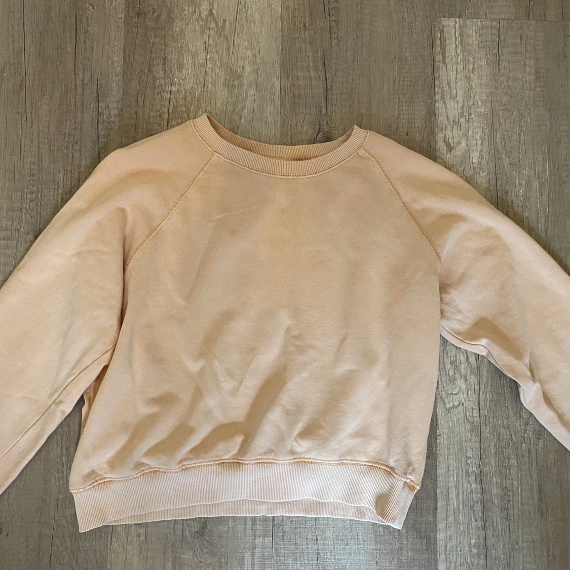 Collegetröja i kortare modell  - 90