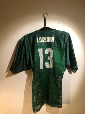 Insydd esmaraldgrön sporttröja - (Insydd vid midjan så den sitter löst där uppe o tajt där nere  Nätet börjar ovanför brösten Jättefint silkesmaterial