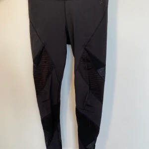 H&M träningsbyxor - Svarta träningsbyxor med nät på benen från H&M. Köparen står för frakt, inga byten.