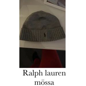 Mössa  - Säljer min gråa Ralph Lauren mössa för att jag inte använder den längre🥰den är i bra skick ❤️köparen står för frakten!