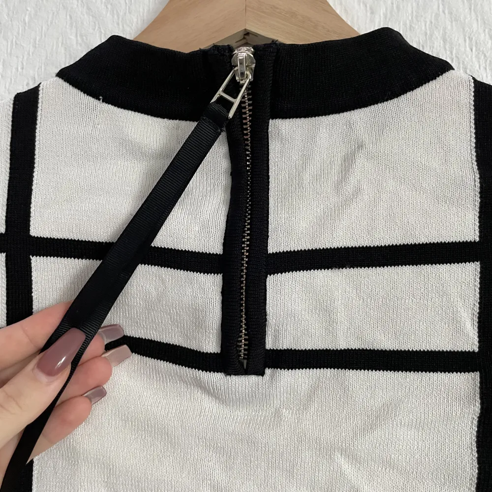 En tjock långärmad med ett svart vitt mönster och en drag kedja på ryggen  Crop top . Tröjor & Koftor.
