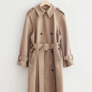Trenchcoat strl S - Oversized trenchcoat från & Other Stories som är helt oanvänd med lappen fortfarande på. Nypris var 1450kr.