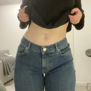 Bikbok jeans - Säljer dessa jeans pågrund av att dom ej används. Dom är aldrig använda, endast testade!💓Perfekta i längden (jag är 1,62) Köpta för 600kr, säljer för 400!