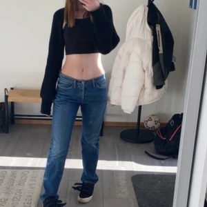 Lågmidjade replay jeans - Lågmidjade jeans i en mörkblå denim från replay, skulle säga att dom är storlek medium men passar på mig som är en S oftast och 175 cm lång. På mig sitter dom lite större. Ordinarie pris ligger runt 1000kr !Obs!Frakt står du för💞