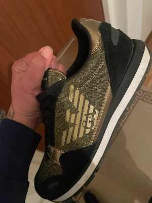 Emporio Armani dam skor - Emporio Armani dam skor strl 39.Vid snabbt affär priset kan diskuteras