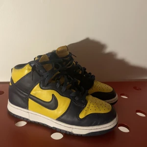 Nike dunk Michigan  - Storlek 42,5, använd fåtal gånger. Köpt på sneakershyllan i Göteborg. Säljer eftersom de är för små.