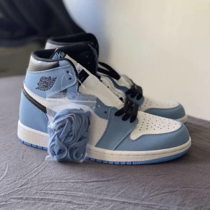 Jordan 1 - Helt nya oanvända jordans, säljer de billigt för att det helt enkelt inte var min stil, köpta här på Plick😁 Om ni har frågor så skriv ett meddelande!🤩