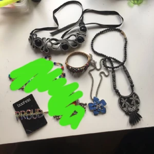 Accessoarer  - Säljer en massa fina halsband och andra accesoarer i olika storlekar. Halsbanden är vintage ca 70-talet. Det finns tecken på användning men alla smyckena är hela. Kan sälja smyckena separat eller ihop. Priserna finns i tredje bilden. Frakt ingår ej 