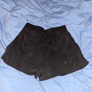 Svarta shorts med resår upptill. Använd ett fåtal gånger. Lite stora i storleken. Är i storlek S men skulle passa en M. 