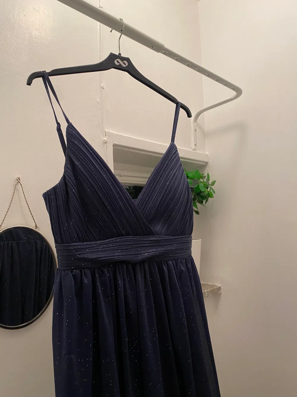 Superfin balklänning som endast är använd vid 1 tillfälle. Den är mörkblå med lite skimmer i. (Se bild). Köparen står för frakten . Klänningar.