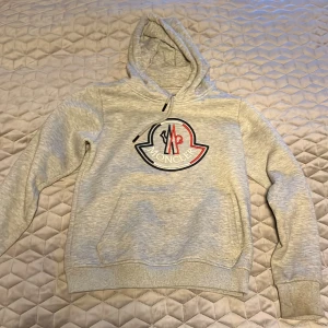 Moncler  - En grå moncler tröja till 11-13 (riktigt fett tröja ska it Juga) finns även moncler västar inne och peak jackor