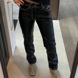 Eytys jeans - Super snygga eytys jeans! Dom är i storlek 28/34 ungefär men dom är insydda så dom passar mig som är 167 ny pris på nk är 2500 ❤️lånad bild kontakta gärna om du vill ha fler bilder 