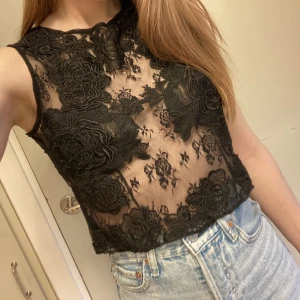 Spetstopp Spets Lace Linne Transparent Cut Out Fest Ida Sjöstedt  - Superfin topp från Bik Bok liknande Ida Sjöstedt🌹 Storleken är S. Frakt 66kr💌
