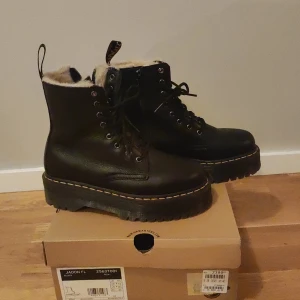 Dr. Martens Jadon faux fur  - Dr. Martens Jadon faux fur lined platform boots i storlek 40 men kan även passa storlek 39. Använda max  2 gånger och är i väldigt bra skick!! 