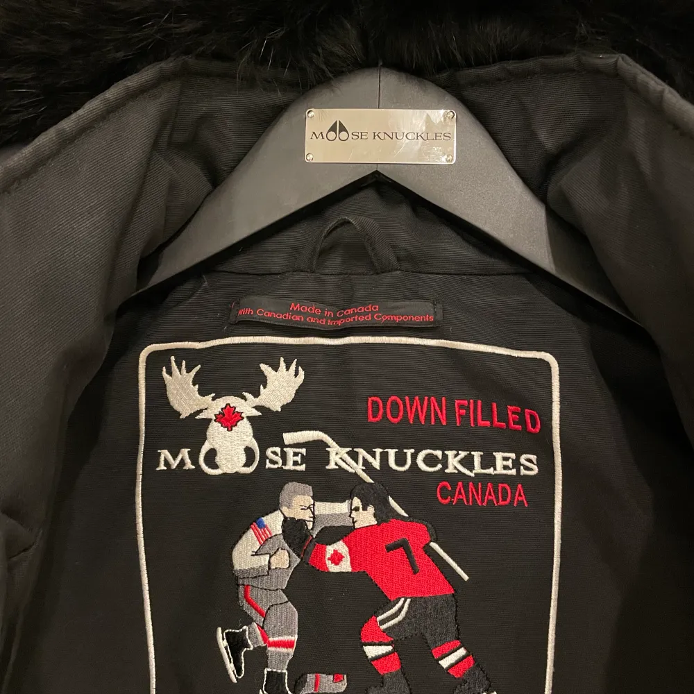 Moose knuckles jacka dam str xs  Använd en vinter  Köpt på Moose knuckles butiken i stan Defekter : lite på cuffsen men inget märkvärdigt, kan skicka bilder under konversation å måste tvättas såklart annars helt felfri.  Säljes för 3500. Jackor.