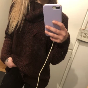 Stickad tröja röd/svart med stor krage  - Mysig tröja i fint skick!