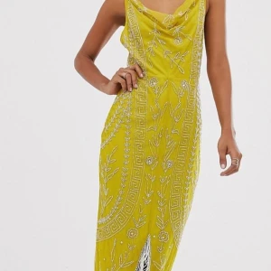 Festklänning från Asos  - Säljer denna superfina sexiga klänning, använt den en gång på bröllop.  Den är i fint skick, slutsåld på Asos. Nypris 1000 ngt.  Finns en påse med extra paljetter. Har fler bilder