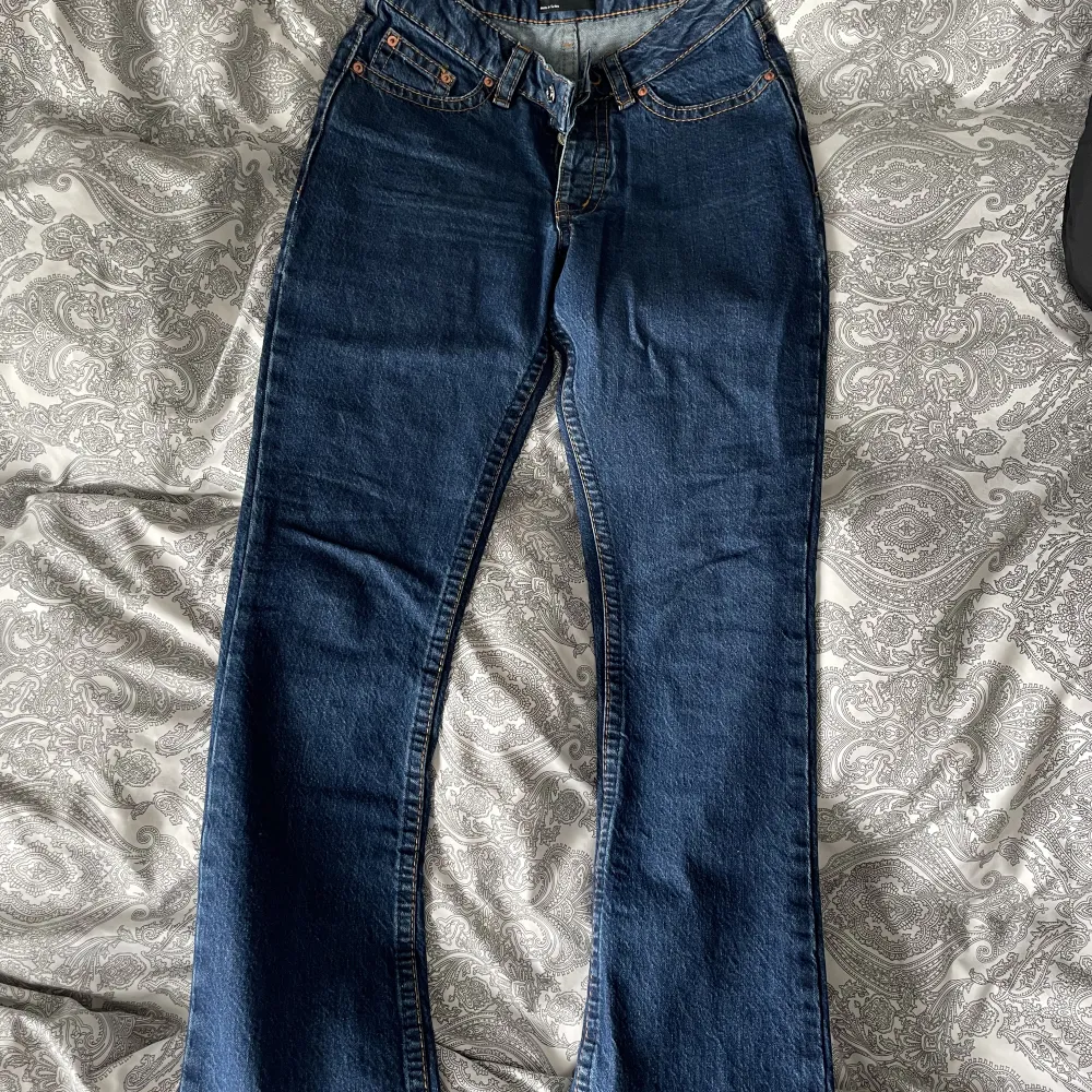 Mina fina mörkblå jeans från asos i storlek 25/32 är nu till salu eftersom de inte sitter bra på mig. De är använda fåtal gånger och är i nyskick!🤍🤍. Jeans & Byxor.