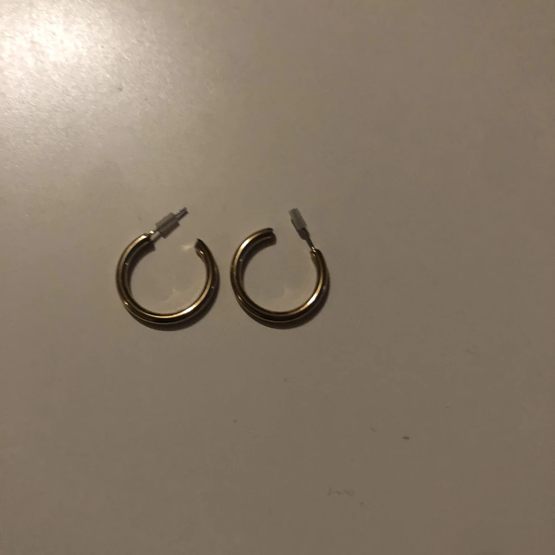 Guldiga öronhängen ringar  - 90