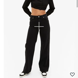 Jeans monki  - Säljer dessa jätte fina svarta jeans från Monki, st 24. Skriv för frågor ❣️🌸