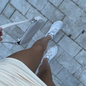 Vita sneackers - Säljer dessa vita skor från Claudia Chizzani då dom är för stora för mig. Storlek 38 Dom är använda därför det billiga priset Köparen står för frakt 📦💕