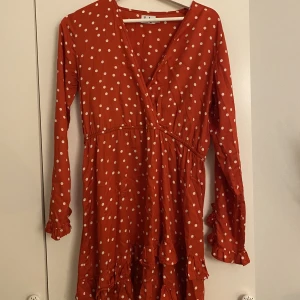 Klänning från NAKD - Klänning från Linn Ahlborgs kollektion med NAKD. Köpt för ett par år sedan, använd ett fåtal gånger så den är i nyskick. 