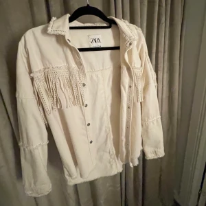 Jacka  - En jätte fin ljusbeige jacka från Zara med fina detaljer. Den är i storlek Xs. Den är i väldigt bra skick. Skriv för fler bilder och vid intresse.😊🫶🏻 Klicka inte på köp direkt!!!