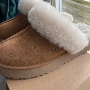High platform tazz tasman chestnut uggs - Säljer dessa som är slutsålda. Trendiga och eftertraktade. Osäker om jag vill sälja då det var svårt att få tag på dem. ☺️ skriv vid frågor eller funderingar