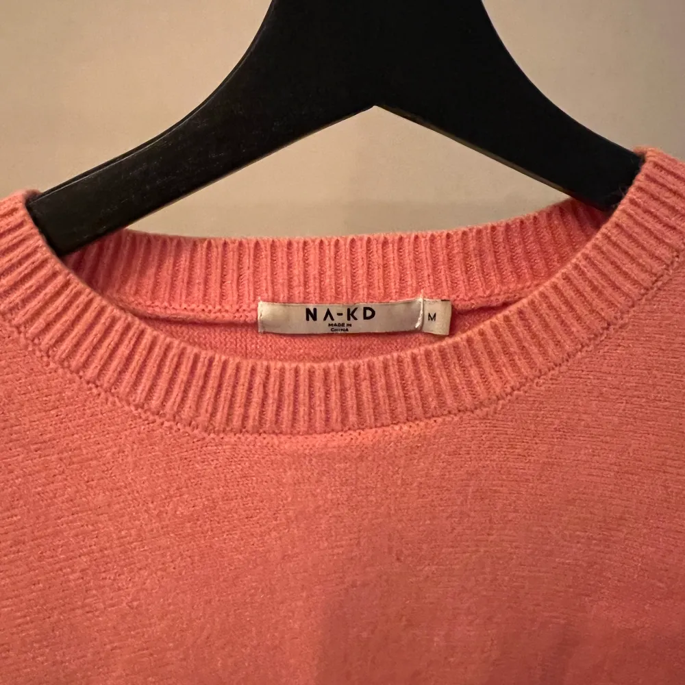 Rosa/korallfärgad tröja från NAKD som inte finns kvar i deras sortiment. Något kortare i modellen. Inköpspris: 379kr. Är använd endast 1 gång. Storlek M. Tröjor & Koftor.